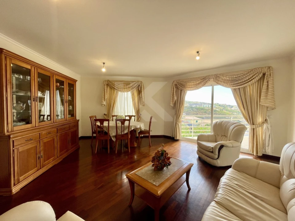 Apartamento T4 para Arrendamento em Camara de Lobos Foto 4
