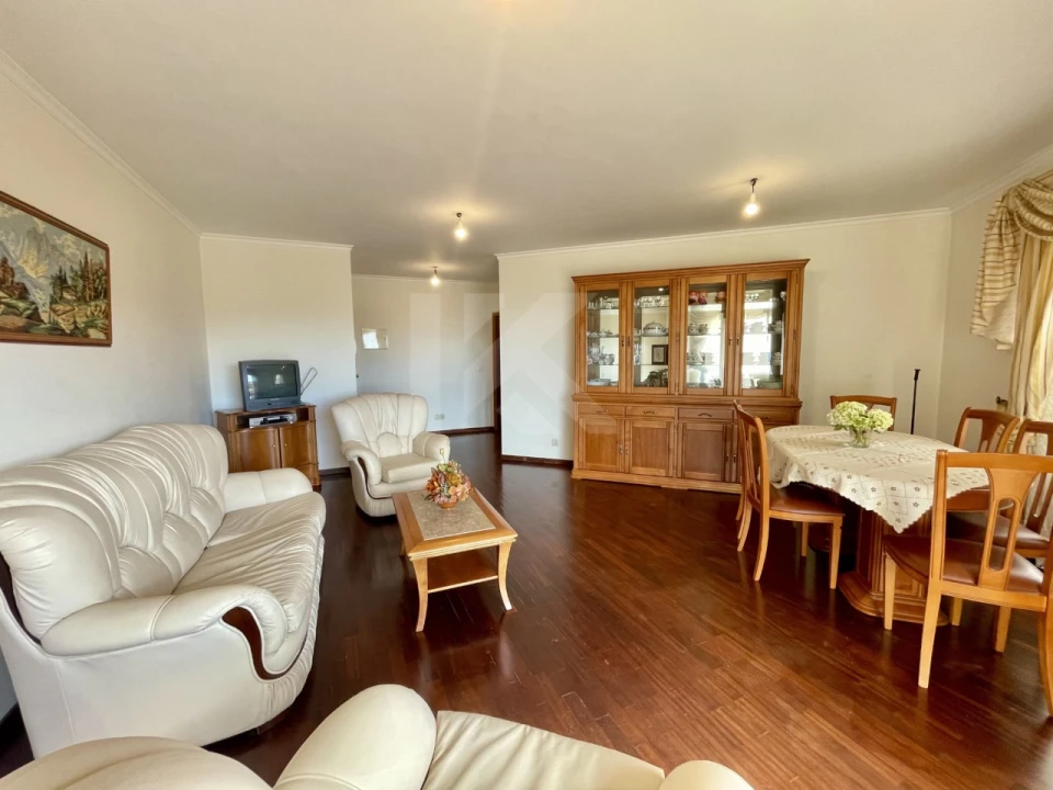 Apartamento T4 para Arrendamento em Camara de Lobos Foto 6