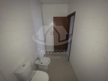 Armazém para Venda em Póvoa de Santo Adrião e Olival Basto