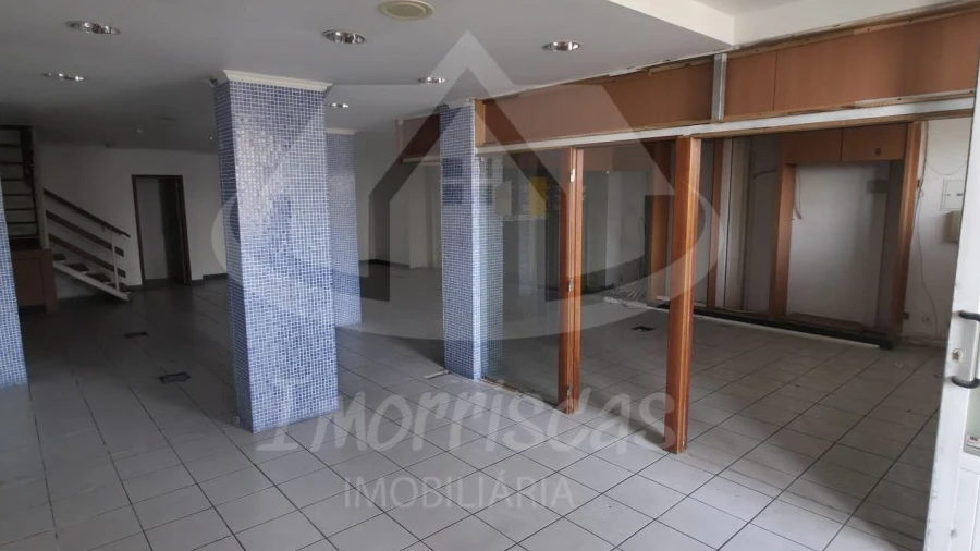 Armazém para Venda em Póvoa de Santo Adrião e Olival Basto