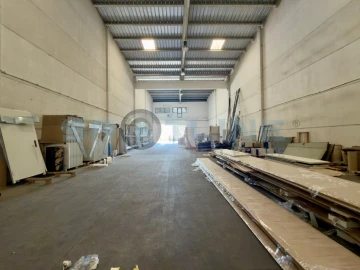 Armazém para Venda em Vialonga
