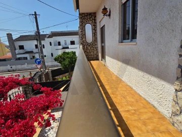Moradia T4 para Arrendamento em Charneca de Caparica e Sobreda