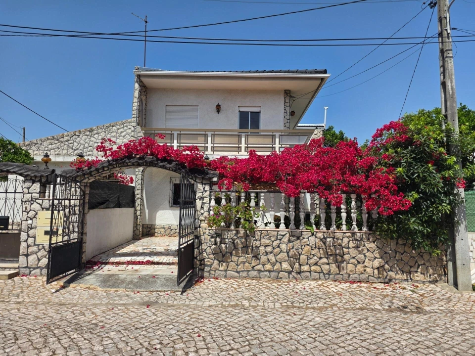Moradia T4 para Arrendamento em Charneca de Caparica e Sobreda Foto 1