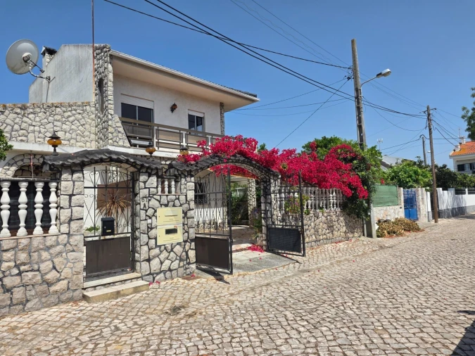 Moradia T4 para Arrendamento em Charneca de Caparica e Sobreda Foto 3