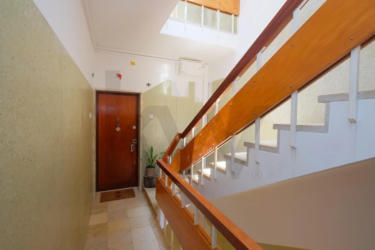 Apartamento T4 para Venda em Carcavelos e Parede Foto 44