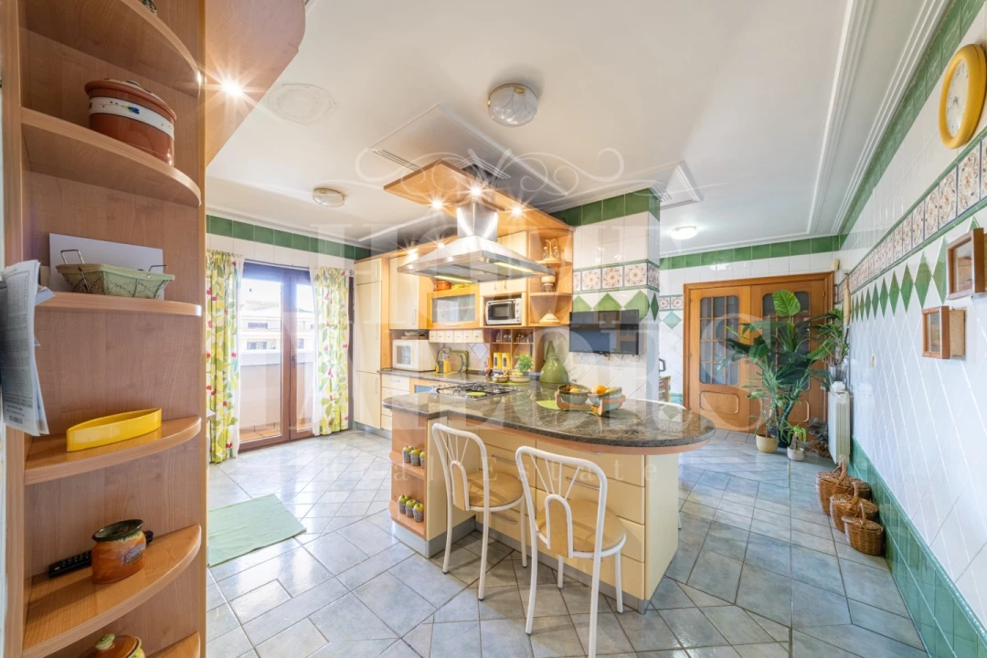 Apartamento T5 para Venda em Sacavém e Prior Velho Foto 9