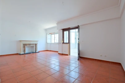 Apartamento T3 para Venda em Carcavelos e Parede