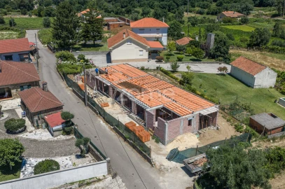Moradia T3 para Venda em Cornes