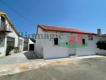Moradia T2 para Venda em São João da Ribeira e Ribeira de São João
