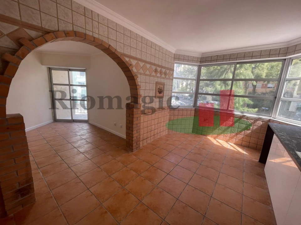 Apartamento T2 para Venda em Algueirão-Mem Martins Foto 1