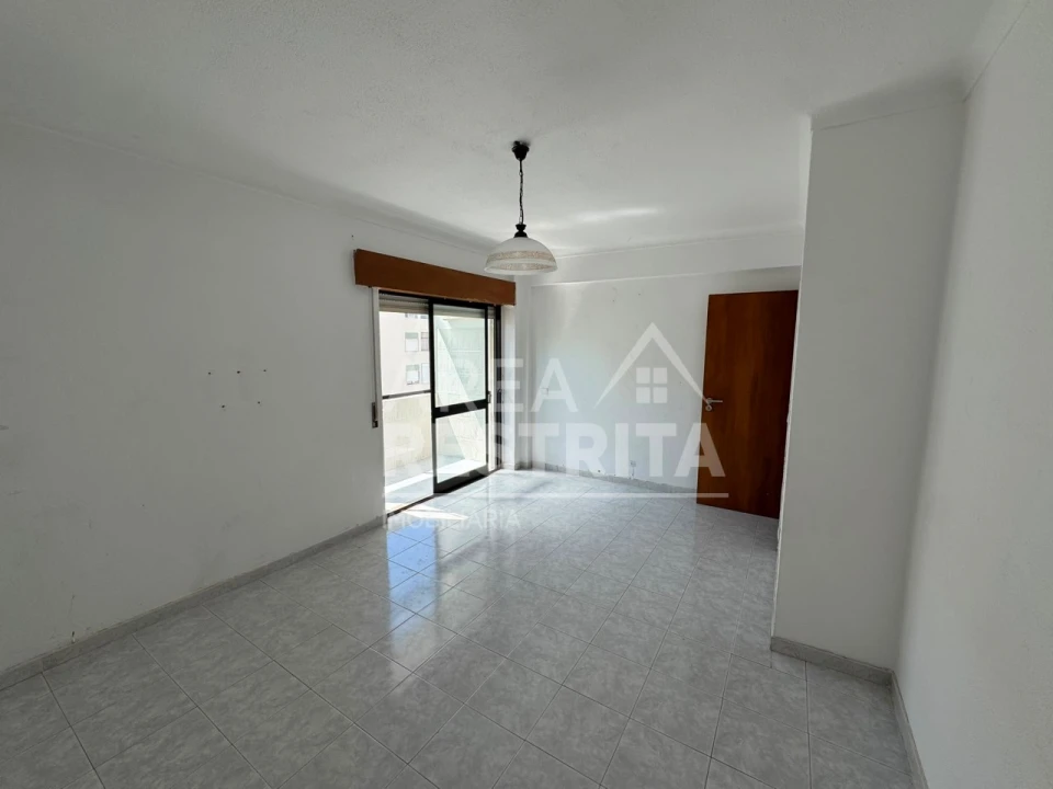 Apartamento T2 para Venda em Amora Foto 3