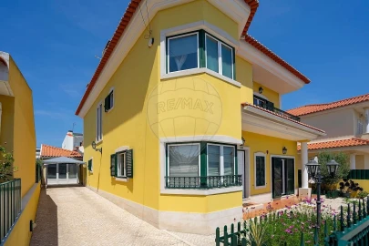 Moradia T5 para Venda em Fernao Ferro