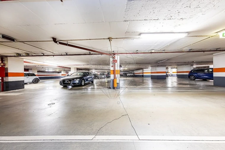 Apartamento T4 para Venda em Campolide Foto 30