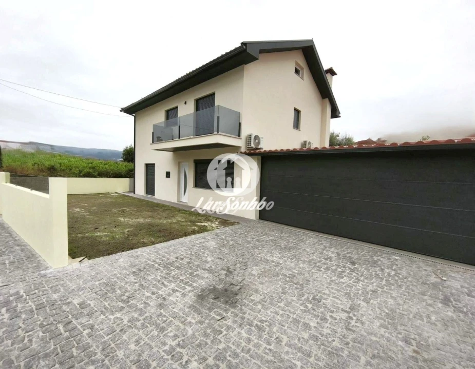 Moradia T4 para Venda em Cossourado Foto 12
