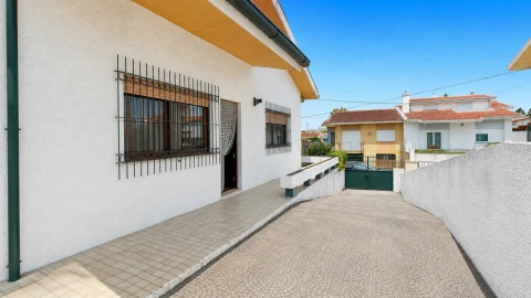 Moradia T4 para Venda em Nogueira e Silva Escura