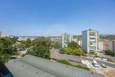 Apartamento T3 para Venda em Santo António dos Cavaleiros e Frielas