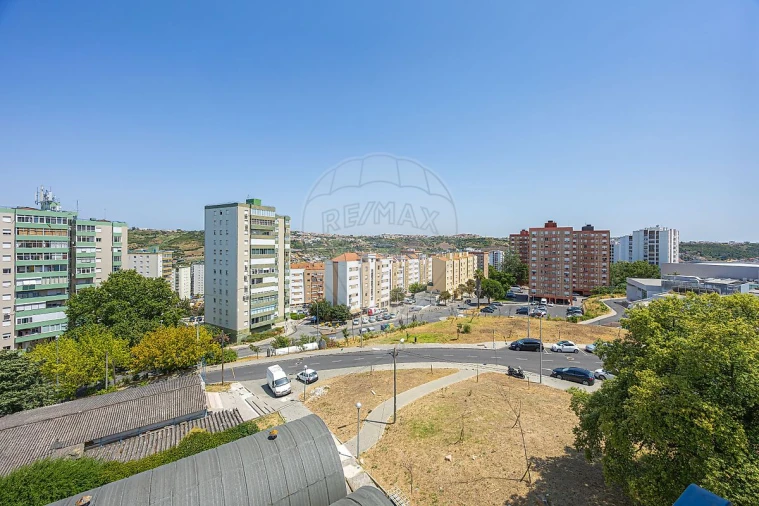 Apartamento T3 para Venda em Santo António dos Cavaleiros e Frielas Foto 5
