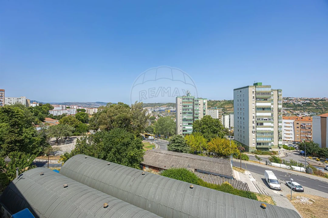 Apartamento T3 para Venda em Santo António dos Cavaleiros e Frielas Foto 3