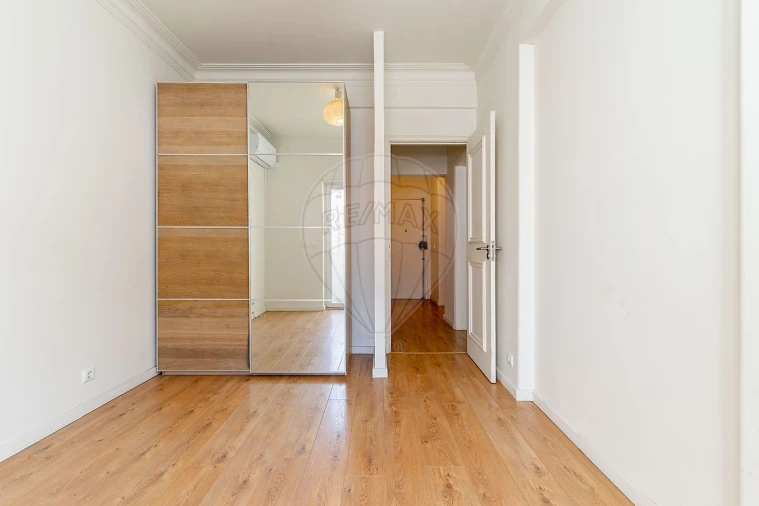 Apartamento T1 para Venda em Avenidas Novas Foto 4
