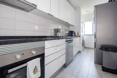 Apartamento T2 para Venda em Santo António dos Cavaleiros e Frielas