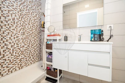 Apartamento T2 para Venda em Santo António dos Cavaleiros e Frielas