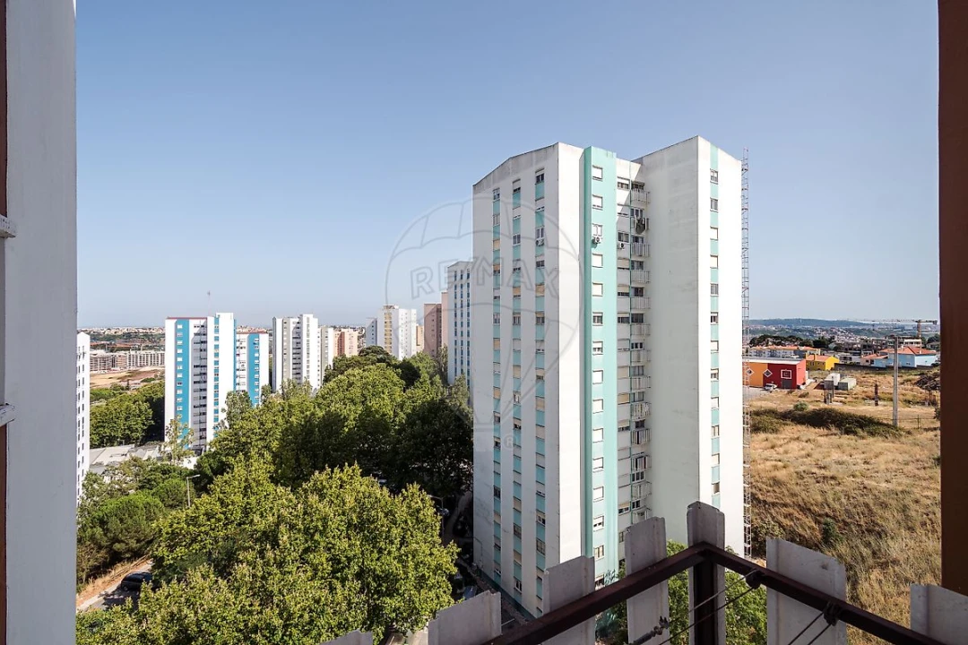 Apartamento T2 para Venda em Santo António dos Cavaleiros e Frielas Foto 2