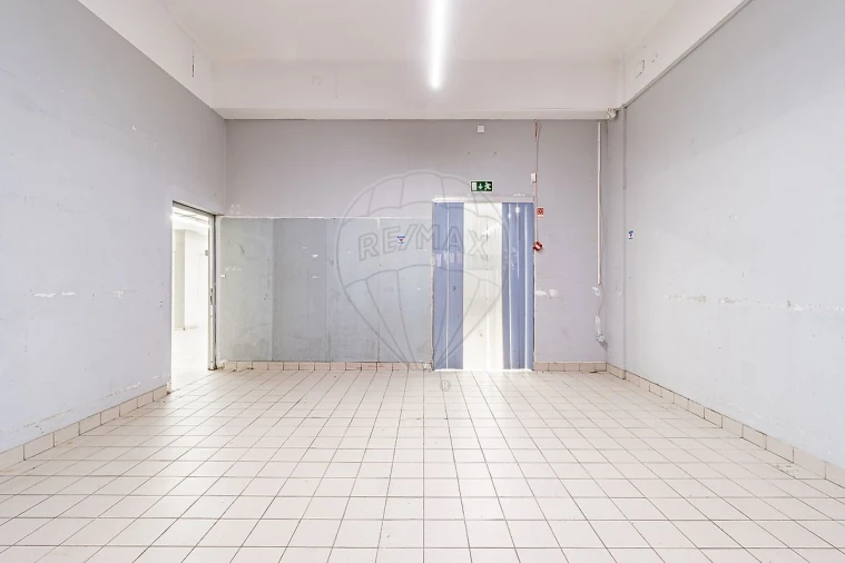 Loja para Arrendamento em O. Azeméis, Riba-Ul, Ul, Macinhata Seixa, Madail Foto 11