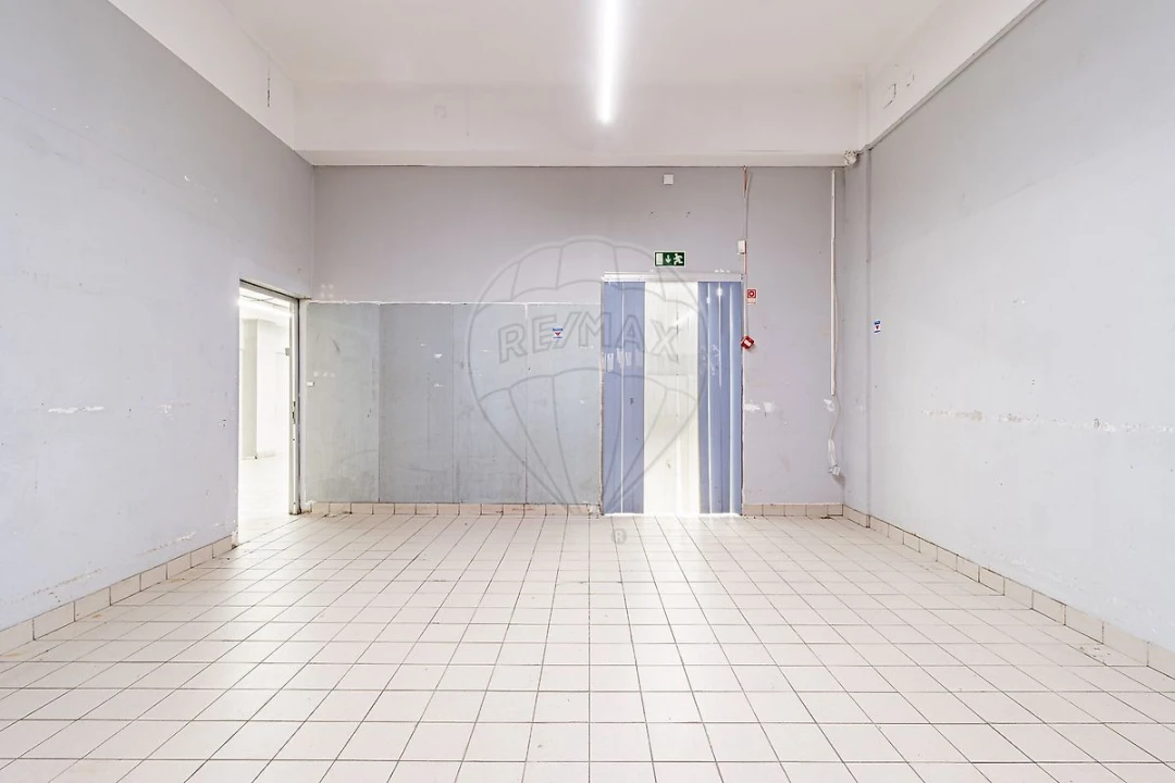 Loja para Arrendamento em O. Azeméis, Riba-Ul, Ul, Macinhata Seixa, Madail Foto 11