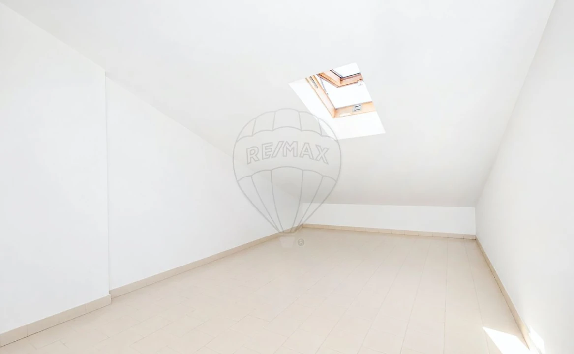 Apartamento T3 para Arrendamento em São Domingos de Rana Foto 31