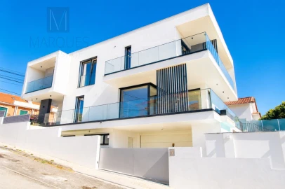 Moradia T4 para Venda em Charneca de Caparica e Sobreda