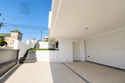 Moradia T4 para Venda em Charneca de Caparica e Sobreda