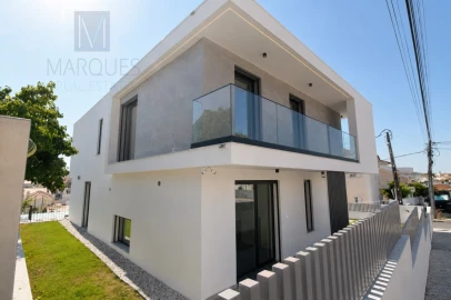 Moradia T4 para Venda em Charneca de Caparica e Sobreda