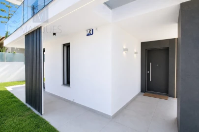 Moradia T4 para Venda em Charneca de Caparica e Sobreda