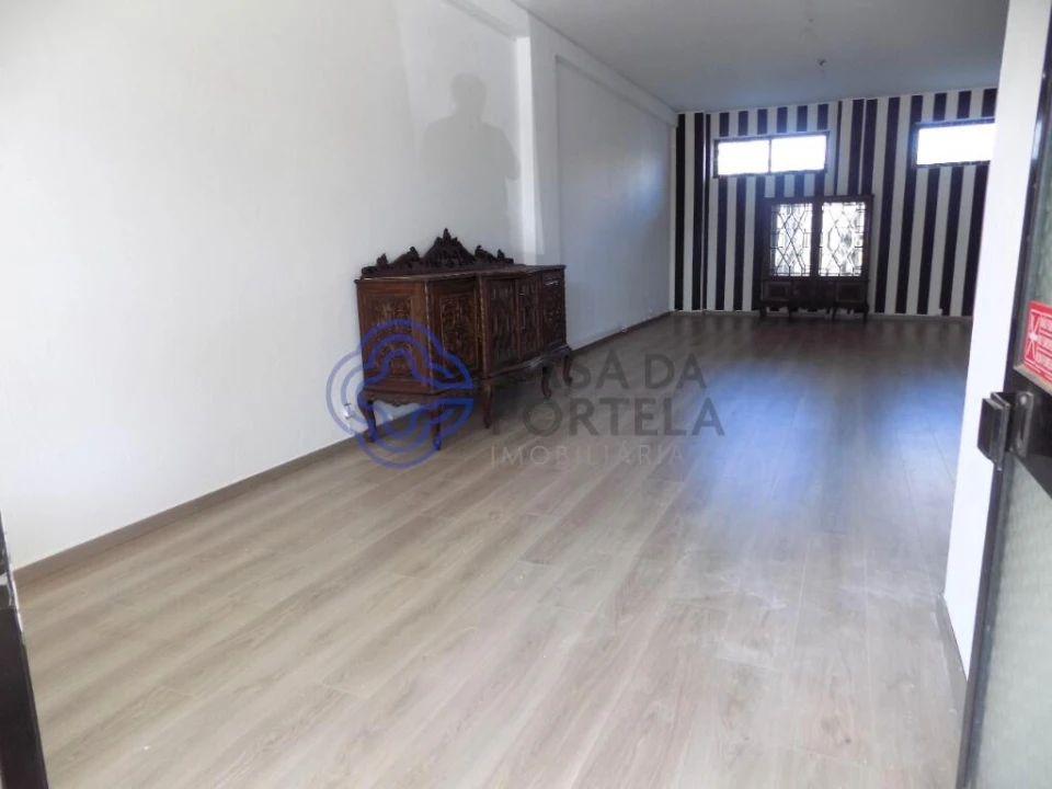 Loja para Venda em Vilar de Andorinho Foto 3