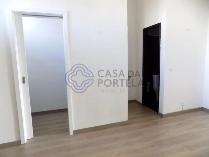 Loja para Venda em Vilar de Andorinho Foto 5