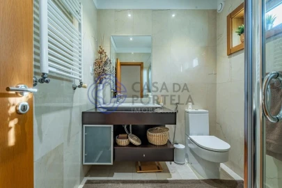 Moradia T4 para Venda em Nogueira e Silva Escura