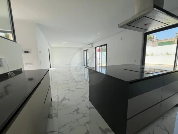 Moradia T4 para Venda em Lagos (São Sebastião e Santa Maria)