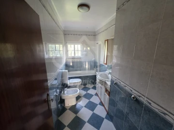 Moradia T4 para Venda em Pontinha e Famões