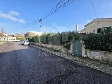 Moradia T4 para Venda em Pontinha e Famões