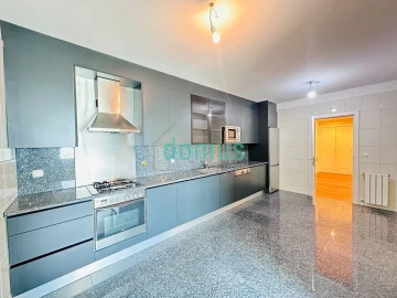Apartamento T3 para Venda em Lordelo do Ouro e Massarelos
