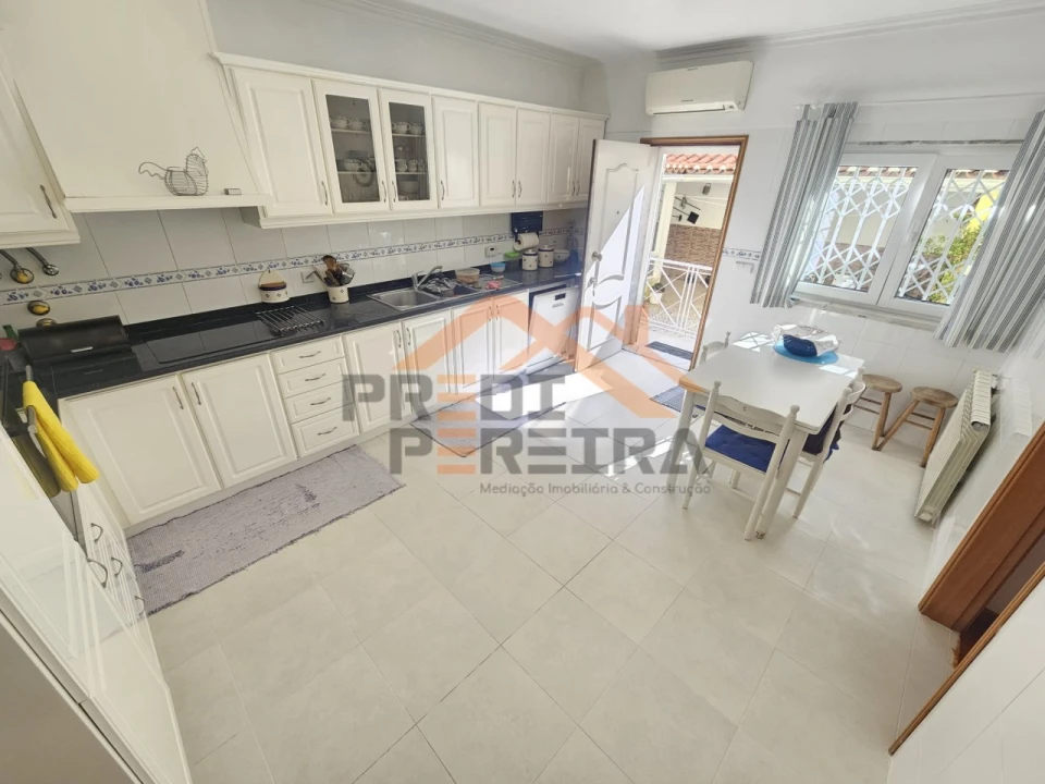 Moradia T5 para Venda em Ramada e Caneças Foto 1