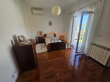 Moradia T5 para Venda em Ramada e Caneças