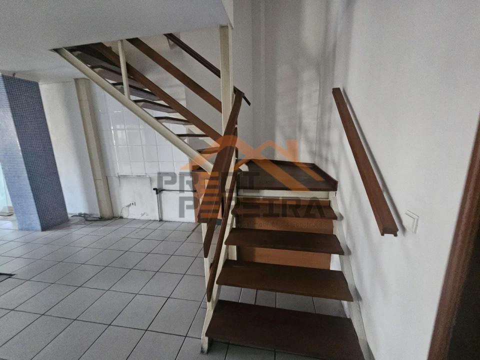 Loja para Venda em Póvoa de Santo Adrião e Olival Basto Foto 2