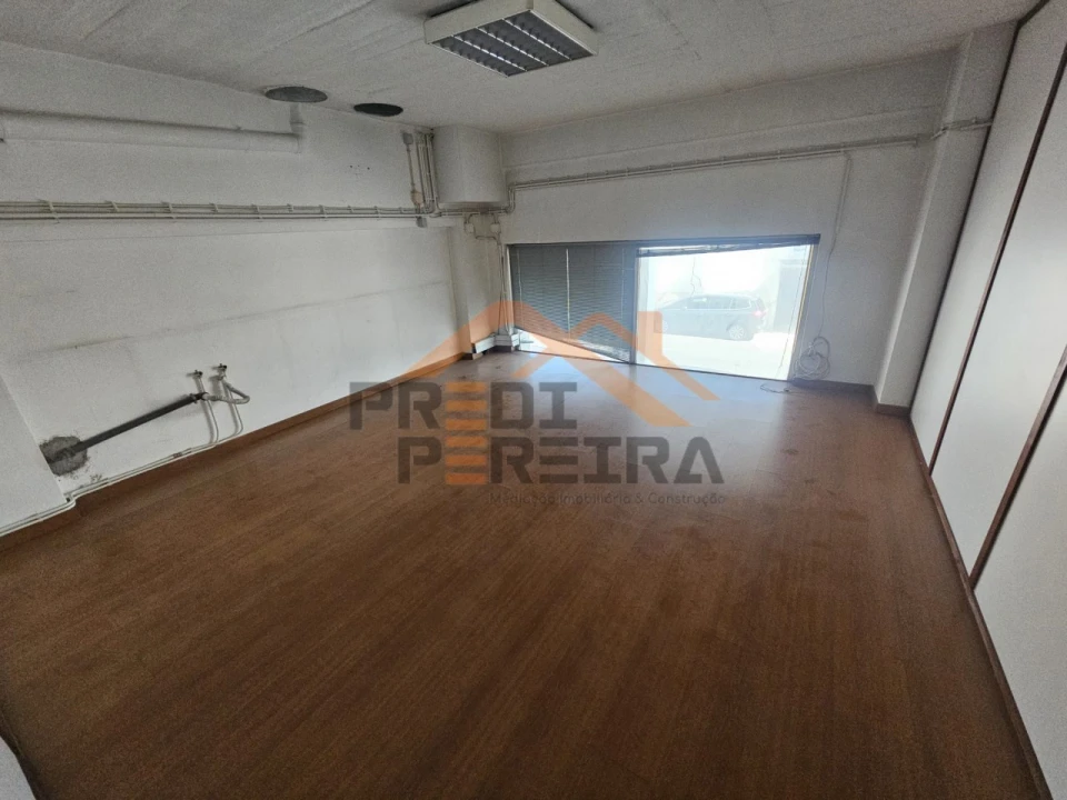Loja para Venda em Póvoa de Santo Adrião e Olival Basto Foto 7