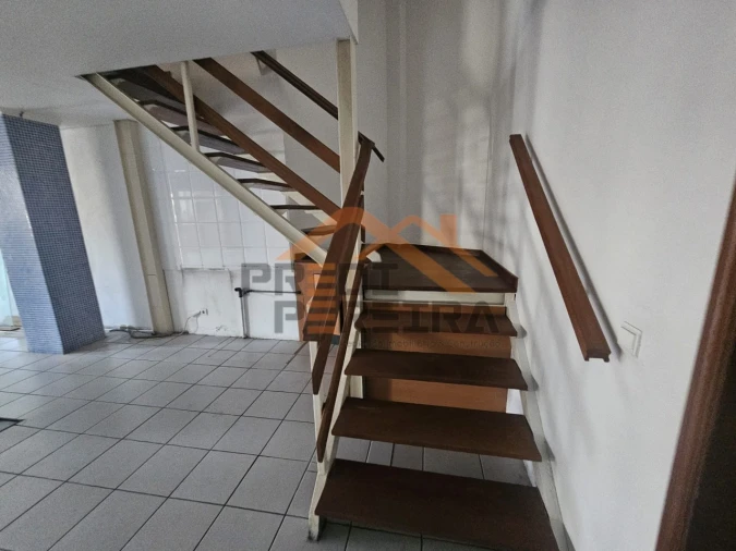Loja para Venda em Póvoa de Santo Adrião e Olival Basto Foto 2
