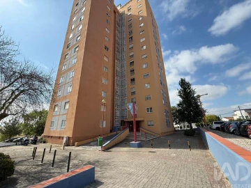 Apartamento T1 para Venda em Santo António dos Cavaleiros e Frielas