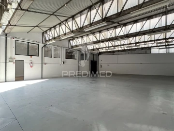 Armazém para Arrendamento em Paranhos