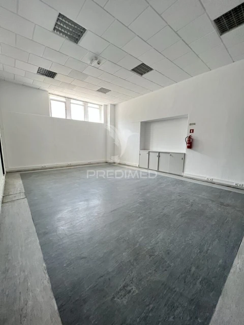 Armazém para Arrendamento em Paranhos