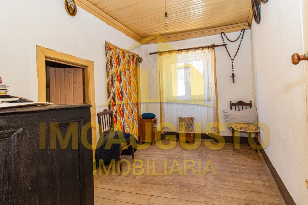 Moradia T4 para Venda em Prados Foto 18