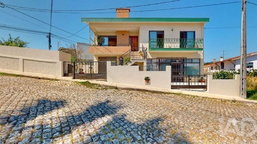 Moradia T3 para Venda em Milheiros Foto 2